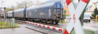 Ein Güterzug passiert auf der sogenannten Westtrasse den Bahnübergang in Trier-Zewen. Die Strecke soll künftig auch wieder für Personenzüge genutzt werden – doch das wird noch bis mindestens 2023 dauern. 