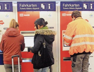 Auch wenn in Luxemburg ab März 2020 der Nahverkehr kostenlos wird, müssen Pendler weiterhin Tickets lösen wie hier am Trierer Hauptbahnhof. 