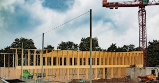 Auch in Feyen entsteht eine neue Halle. Der Holzbau wird gerade errichtet.