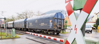 Ein Güterzug passiert auf der sogenannten Westtrasse den Bahnübergang in Trier-Zewen. Die Strecke soll in den nächsten Jahren zu einem wichtigen Schienenweg werden. 