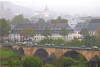 Nadelöhr am Stadteingang von Trier: Die Kaiser-Wilhelm-Brücke wird routinemäßig untersucht und deshalb teilweise gesperrt. 