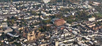 Der Blick aus der Vogelperspektive auf die Innenstadt von Trier zeigt enge Bebauung und grüne Inseln. Bezahlbarer Wohnraum ist hier knapp.