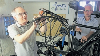 Die Selbstschrauber-Werkstatt in Trier-West macht es möglich, sein Fahrrad unter Anleitung selbst zu raparieren. Hilfe bietet Christoph Jarosch (links) von der Trierer Caritas an, hier unterstützt vom Kollegen Jörg van den Boom.