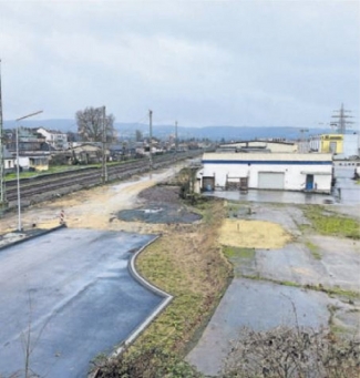 Aktuell endet der Asphaltbelag der neuen Verbindungsstraße in der Nähe der Eisenbahnüberführung. Nun wird weitergebaut. Dafür müssen Gebäude (rechts im Bild) abgerissen werden.