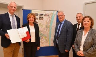 Ministerpräsidentin Malu Dreyer übergibt den Bewilligungsbescheid für die Städtebauförderung in Trier-West an Oberbürgermeister Wolfram Leibe.