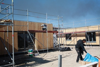Bei dem sonnigen Wetter der letzten Woche liefen die Bauarbeiten in der künftigen Holzhaussiedlung auf Hochtouren