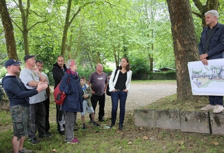 Landschaftsarchitekt Stefan Jacobs (r.) im Gespräch mit Anwohnern über einen seiner Entwürfe für die Neugestaltung einer grünen Mitte im Gneisenaubering in Trier-West.
